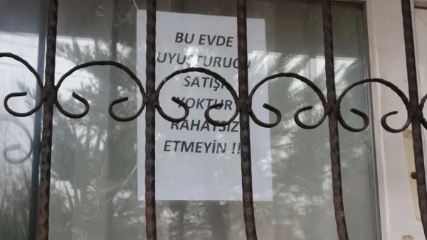 Şaşkına Çeviren Yazı! Bağımlılardan Bıktı Camına Astı